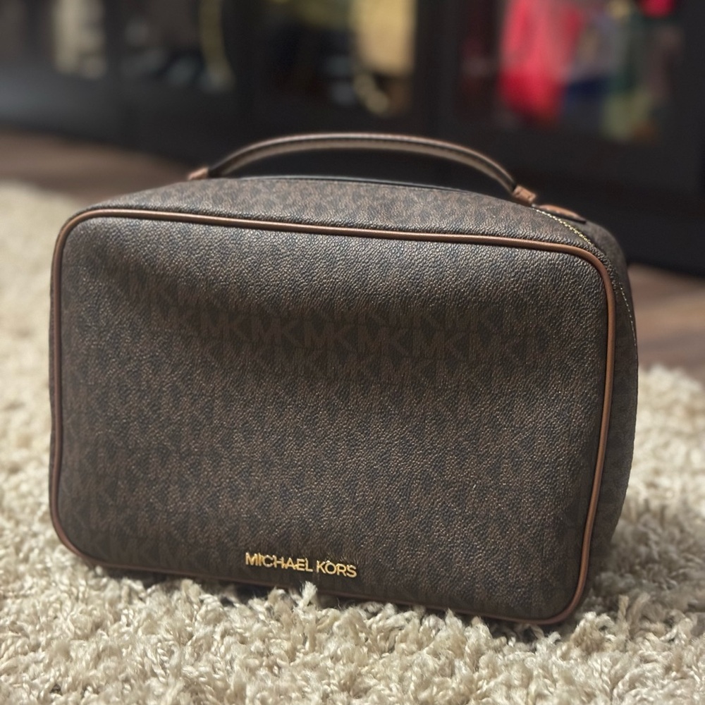 MICHAEL KORS JET SET TRAVEL LARGE HANGING TOILETRY CASE MK BROWN